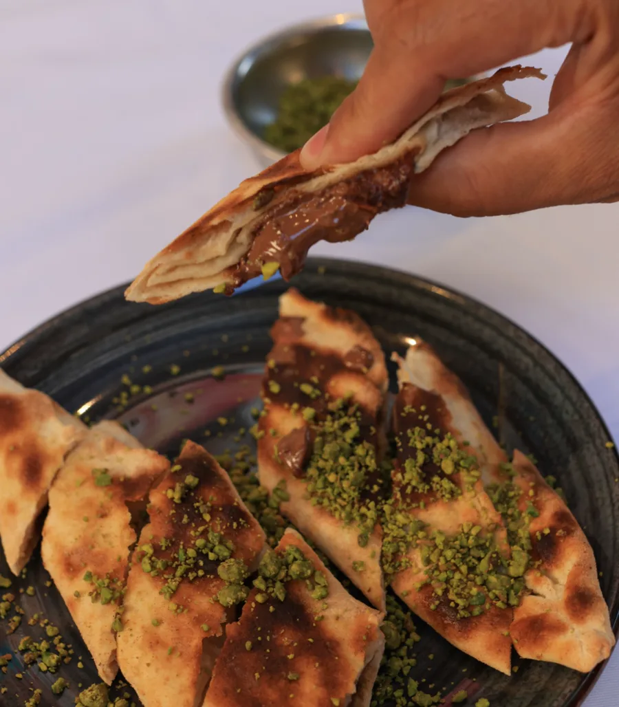 Antep fıstıklı çikolatalı pideden alınan bir dilim